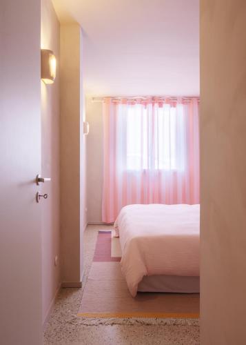 une chambre avec un lit et une fenêtre dans l'établissement Goudes times - cabanon design en bord de mer, à Les Goudes