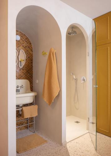 une salle de bain avec douche et lavabo dans l'établissement Goudes times - cabanon design en bord de mer, à Les Goudes