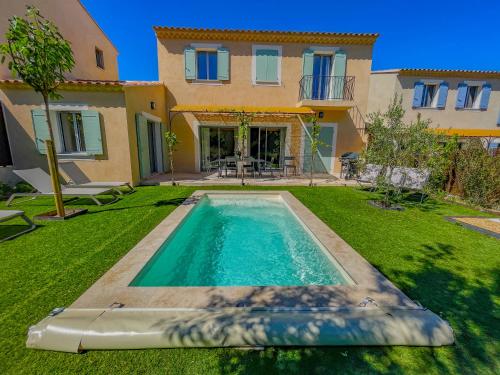une piscine dans la cour d'une maison dans l'établissement Villa Mathilde, un meublé de tourisme 3 étoiles au cœur de Goult, à Goult