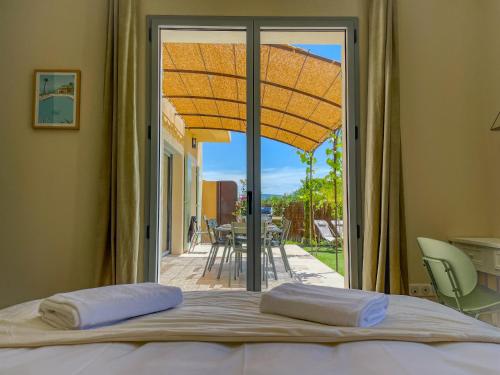 - une chambre avec un lit et une vue sur une terrasse dans l'établissement Villa Mathilde, un meublé de tourisme 3 étoiles au cœur de Goult, à Goult