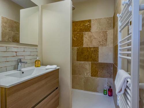 une salle de bain avec un lavabo et une douche dans l'établissement Villa Mathilde, un meublé de tourisme 3 étoiles au cœur de Goult, à Goult