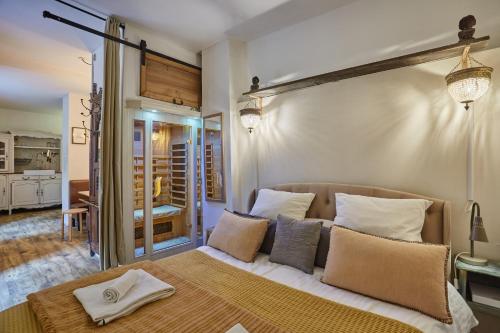une chambre avec un grand lit avec des oreillers blancs dans l'établissement Appart Aix sauna jacuzzi balneo spa privatifs hyper centre historique cour intérieur, à Aix-en-Provence