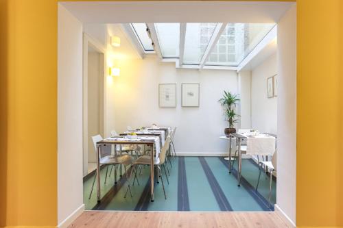 een eetkamer met een tafel en stoelen en een dakraam bij Relais Santa Corona in Vicenza