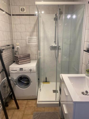 une salle de bain avec une machine à laver et un lave-linge dans l'établissement Maison de pêcheurs à Dieppe, à Dieppe