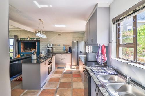 Una cocina o zona de cocina en Jock's View