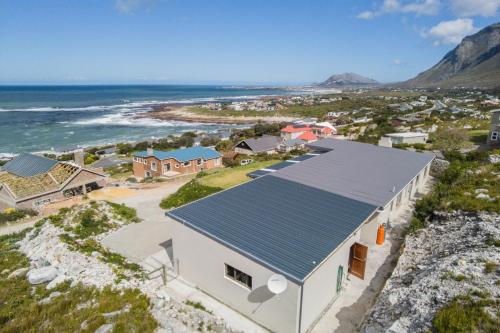 una vista aérea de una casa con techo solar en Jock's View, en Bettyʼs Bay