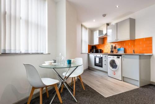 Η κουζίνα ή μικρή κουζίνα στο Roomy 1 Bed Budget Flat in Central Halifax