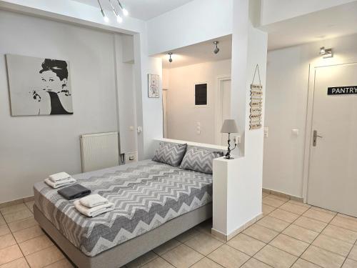 Un pat sau paturi într-o cameră la Xtina Studio