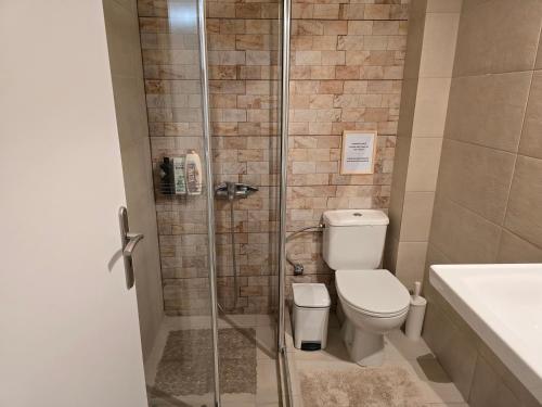 A bathroom at Xtina Studio