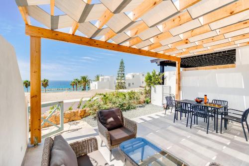 Villa Wave Blue by Ezoria Villas