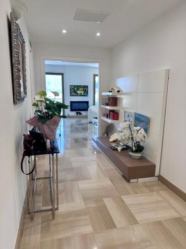 un salon avec une table et une chaise dans l'établissement Manon B&B, à Roquebrune-Cap-Martin