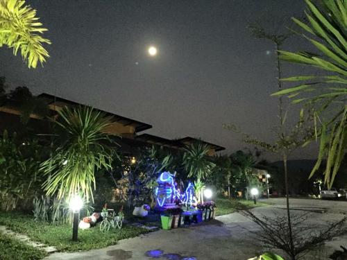 a night view of a house with a bunch of lights at Baan Rai Phufah Resort Chiangrai in Ban Pa Ruak