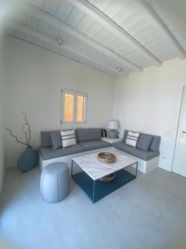 a living room with a couch and a table at Casa Ponente in Istérnia