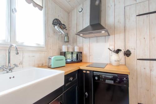a kitchen with a sink and a counter top at Charmant gîte cosy et romantique à Sanguinet in Sanguinet