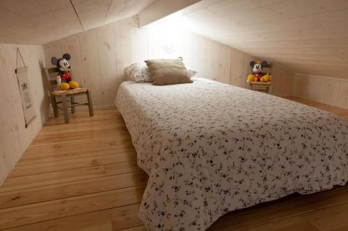 a bedroom with a bed and stuffed animals in it at Charmant gîte cosy et romantique à Sanguinet in Sanguinet