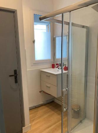 une salle de bain avec une douche en verre et un lavabo dans l'établissement T2 coeur de ville, wifi, netflix, à Agen