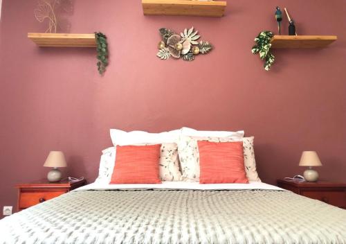 1 dormitorio con 1 cama con paredes rojas en La Suite Sapotille, en Trois-Rivières