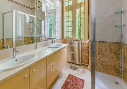 La salle de bains est pourvue de 2 lavabos, d'une douche et d'une baignoire. dans l'établissement Château Picol entre Futuroscope et Châteaux de la Loire, à Boussageau