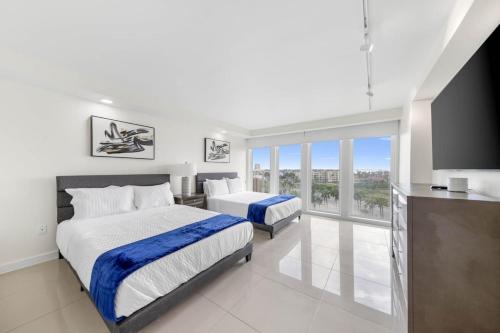 Postel nebo postele na pokoji v ubytování Solare Tower, Sunset Oasis, Beachfront Complex