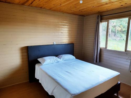 Ένα ή περισσότερα κρεβάτια σε δωμάτιο στο Casa do vale Urubici
