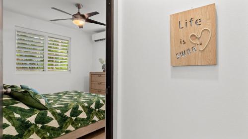 リンコンにあるCasita 4 at Ceiba Tree Inn. Tranquility with Garden Views and Pergola with Ocean Overlookのベッドルーム1室(ベッド1台付)
