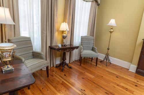 Χώρος καθιστικού στο Lamothe House Hotel a French Quarter Guest Houses Property