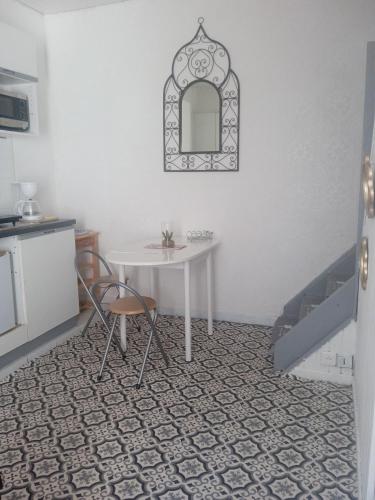 une table et des chaises dans une chambre avec un lit dans l'établissement Petit studio sud gare, à Rennes