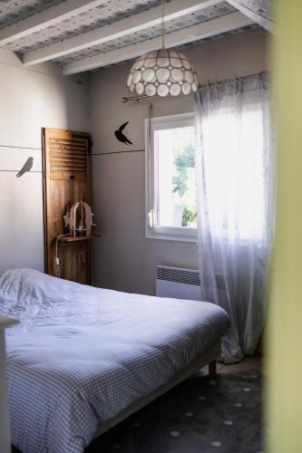 a bedroom with a bed and a window at Si Long va bien in Long