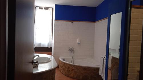 Koupelna v ubytování Hotel Rural La Posada de las Cigüeñas