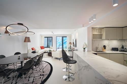 une cuisine et un salon avec une table et des chaises dans l'établissement First Croisette, à Cannes