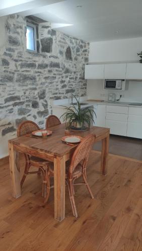 - une table et des chaises en bois dans la cuisine dans l'établissement Okindegia, à Saint-Pée-sur-Nivelle