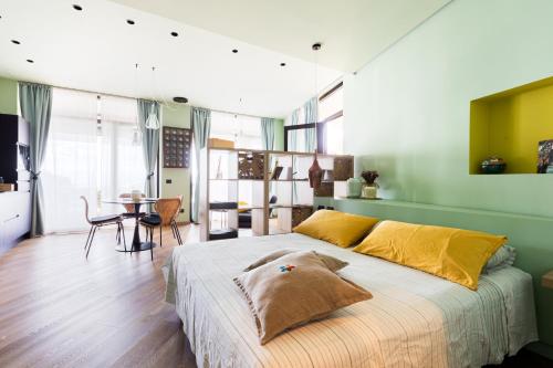 - une chambre avec un lit doté d'oreillers jaunes et d'une table dans l'établissement La casa che t'ama a Ruta di Camogli, à Camogli