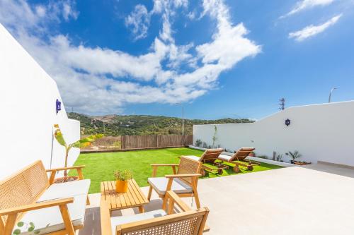 Large garden with countryside views, pool & WIFI