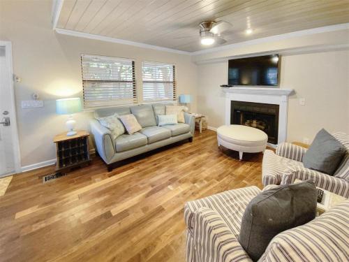 Χώρος καθιστικού στο Seagrove - 121 Live Oak