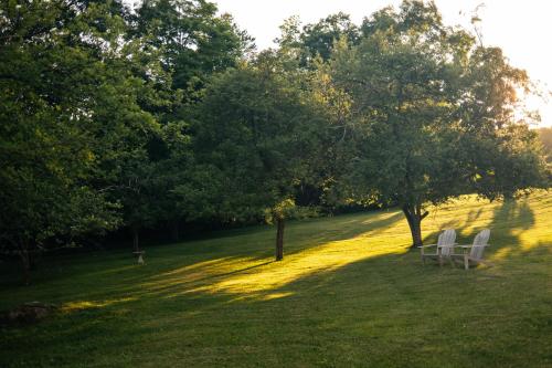 Κήπος έξω από το Stunning All-Season Renovated Barn Escape!