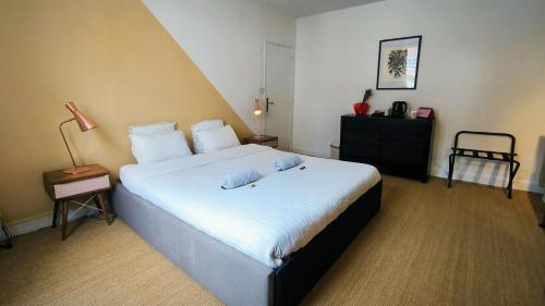 Ένα ή περισσότερα κρεβάτια σε δωμάτιο στο Chambre Privée Chez l'Habitant Confort Charme Hypercentre