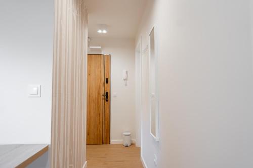 a hallway with a door leading to a bathroom at Boho Stag Apartments - 2 osobne pokoje - 36m2 - Karkonosze in Jelenia Góra
