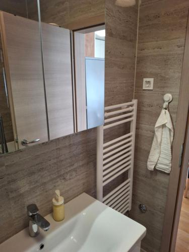 un baño con lavabo y espejo en Apartman Nina, en Špansko