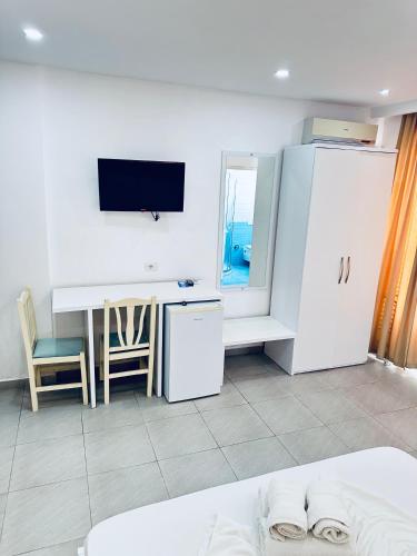 Una televisión o centro de entretenimiento en Hotel Lakaj