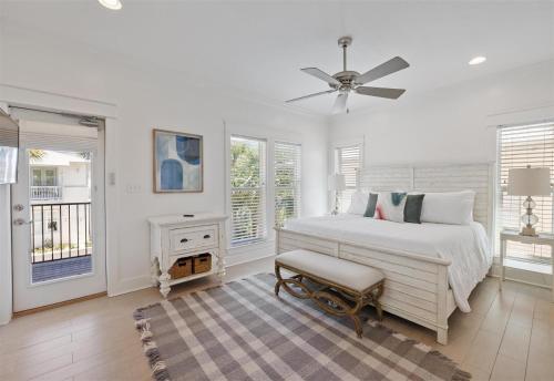 biała sypialnia z łóżkiem i wentylatorem sufitowym w obiekcie Seacrest - 113 Geoff Wilder w mieście Rosemary Beach
