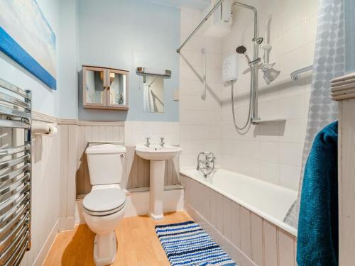 e bagno con servizi igienici, lavandino e vasca. di Bay View a Oban