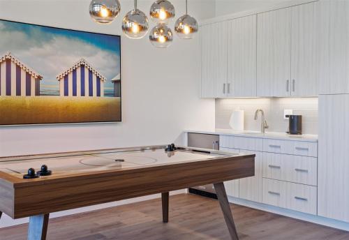 eine Tischtennisplatte in einer Küche mit einem Gemälde an der Wand in der Unterkunft Blue Mtn Beach - The Crest 9 in Santa Rosa Beach