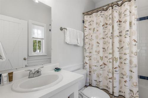 łazienka z umywalką, toaletą i zasłoną prysznicową w obiekcie Seacrest West - 8 Wisteria w mieście Seacrest