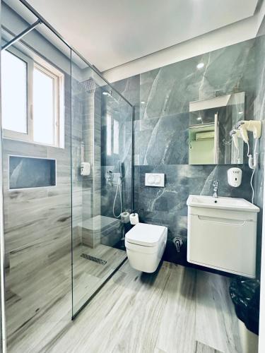 Un baño de Hotel Lakaj