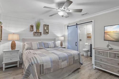 Un dormitorio con una cama y un ventilador de techo. en Gulf Place - Beach Burrow, en Santa Rosa Beach