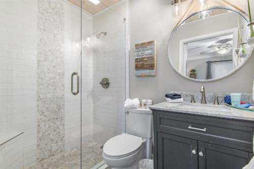 Un baño con ducha, inodoro y lavabo. en Gulf Place - Beach Burrow, en Santa Rosa Beach