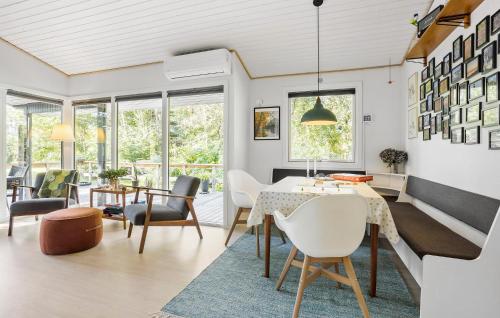 Χώρος καθιστικού στο Cozy Home In Thyholm With Wifi