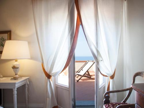 a room with a window with a view of the ocean at Hotel Villa Maremonti in Marina di Massa