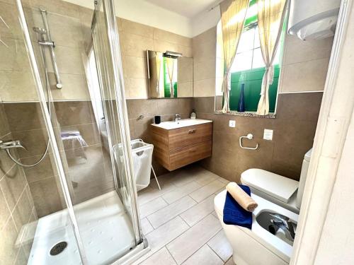 Ένα μπάνιο στο Aloha Apartment - Beach and pool