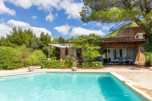 une maison avec une piscine devant une maison dans l'établissement Villa Ceyreste, à Ceyreste